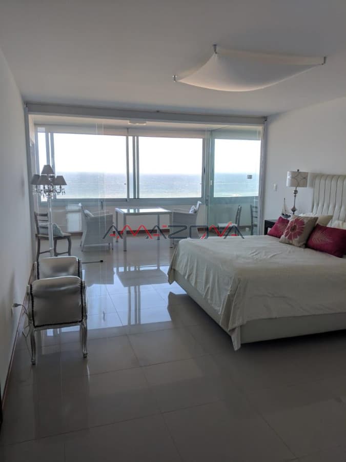 Tiburon 3, 4 dormitorios, playa brava, Punta del Este, piscina, mucama, servicio de playa cancha de tenis