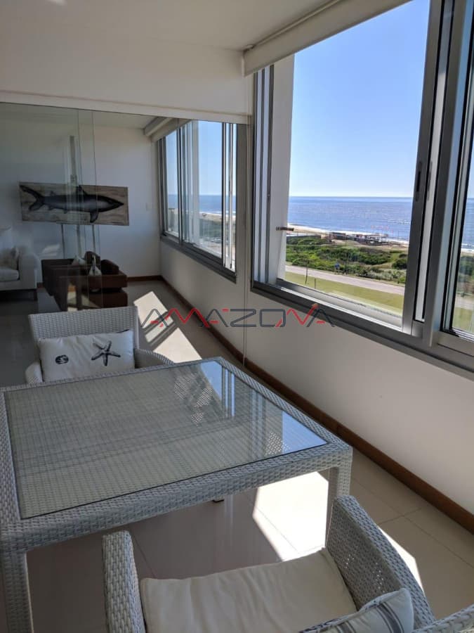 Tiburon 3, 4 dormitorios, playa brava, Punta del Este, piscina, mucama, servicio de playa cancha de tenis