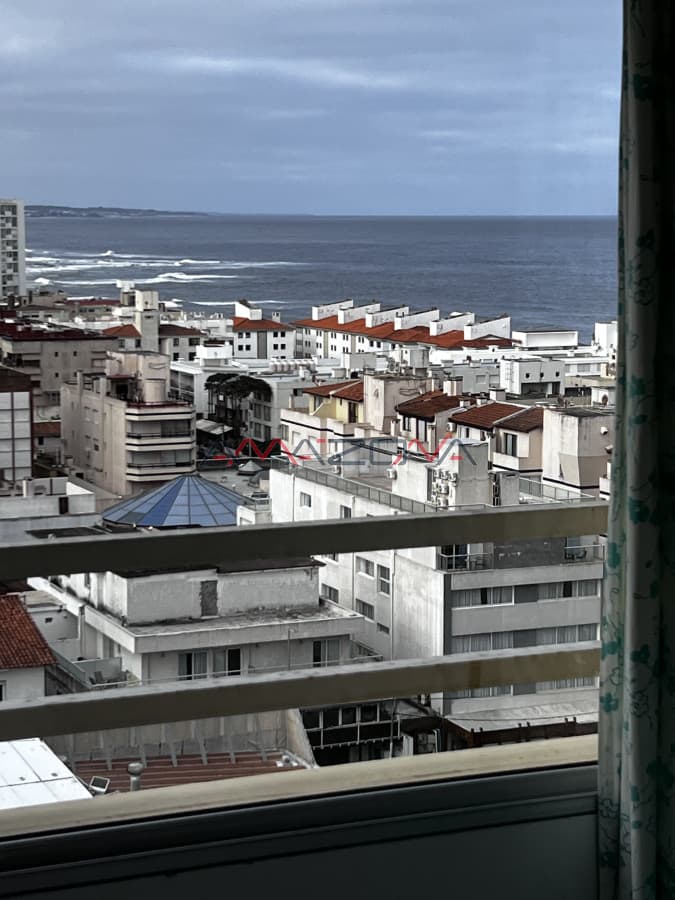 Venta apartamento  Punta del Este,  península, 1 dormitorio y medio, vista al mar.