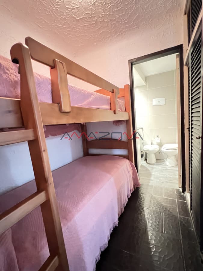 Alquiler anual un dormitorio y medio  mansa frente a la playa con aire acondicionado