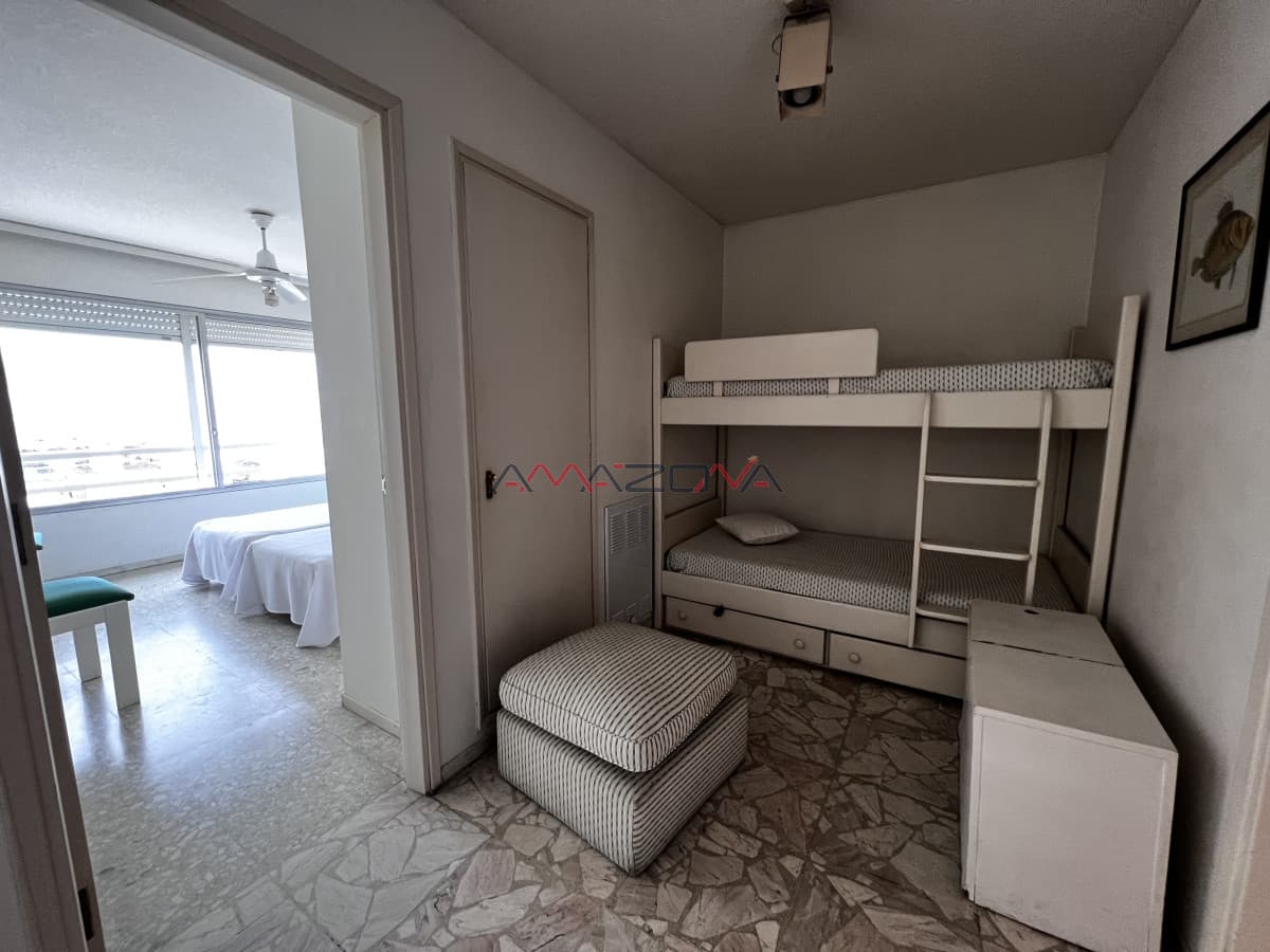 Venta apartamento  Punta del Este,  península, 1 dormitorio y medio, vista al mar.