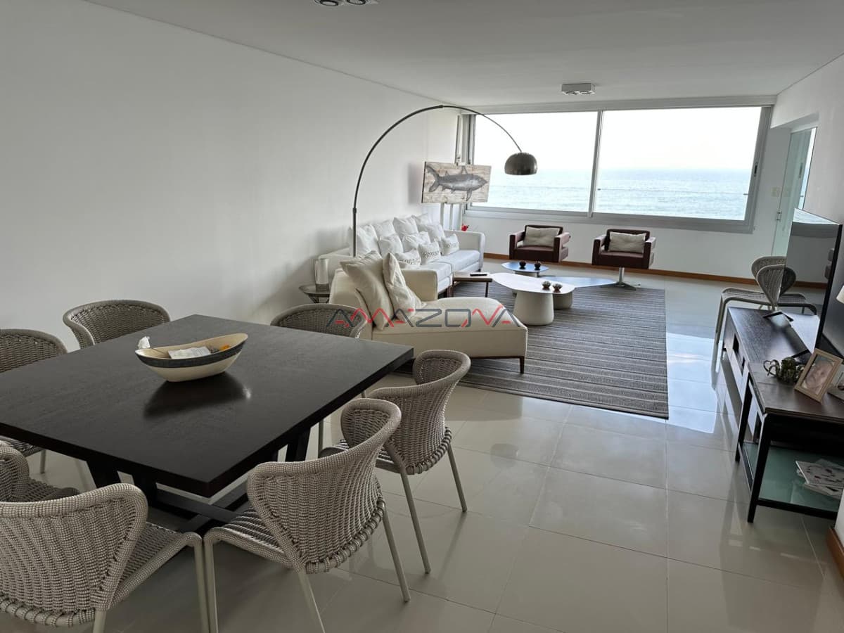 Tiburon 3, 4 dormitorios, playa brava, Punta del Este, piscina, mucama, servicio de playa cancha de tenis