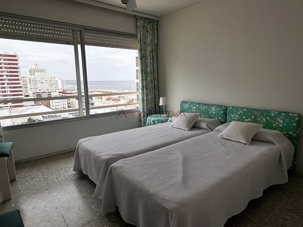 Venta apartamento  Punta del Este,  península, 1 dormitorio y medio, vista al mar.