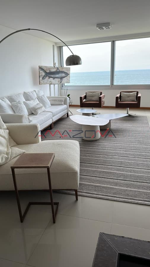 Tiburon 3, 4 dormitorios, playa brava, Punta del Este, piscina, mucama, servicio de playa cancha de tenis