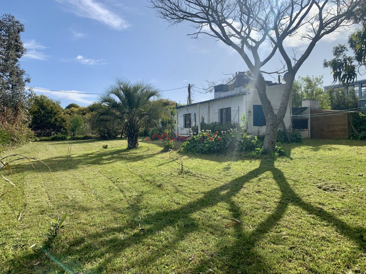 VENTA  CASA + TERRENO LINDERO  en Punta Rubia-Apto préstamo bancario, construccIon tradicional techo de planchada -2 dorm 2 baños,  una sola planta.