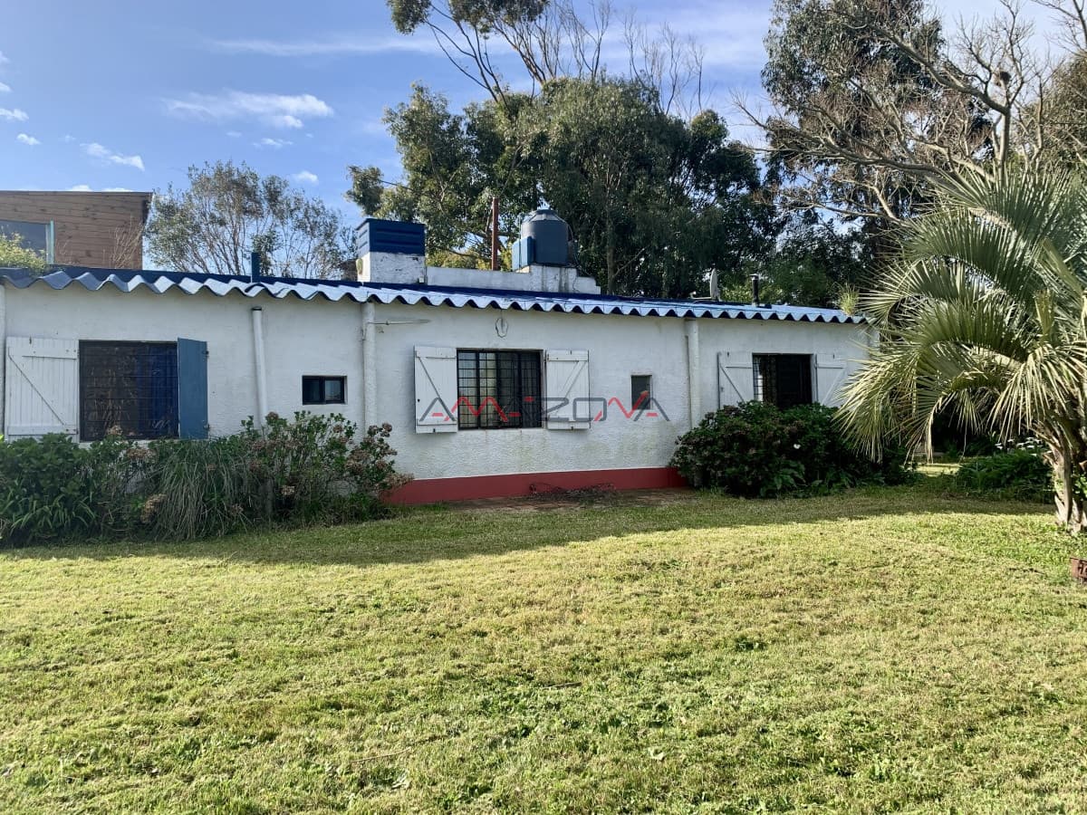 VENTA  CASA + TERRENO LINDERO  en Punta Rubia-Apto préstamo bancario, construccIon tradicional techo de planchada -2 dorm 2 baños,  una sola planta.
