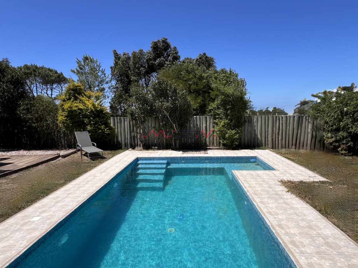 Venta en Exclusividad, Casa de diseño moderno, a pasos del mar; 3 dormitorios; 3 baños; piscina; garaje cerrado, aire acondicionado, cercada.