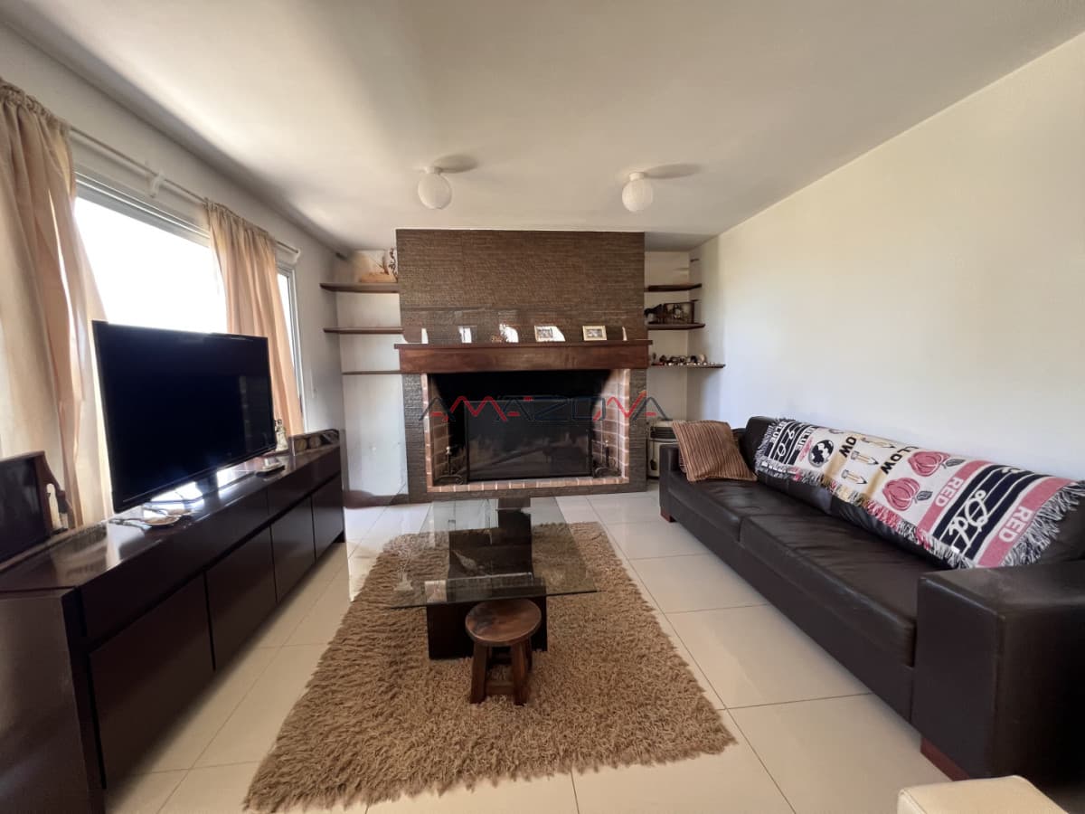 Venta en Exclusividad, Casa de diseño moderno, a pasos del mar; 3 dormitorios; 3 baños; piscina; garaje cerrado, aire acondicionado, cercada.