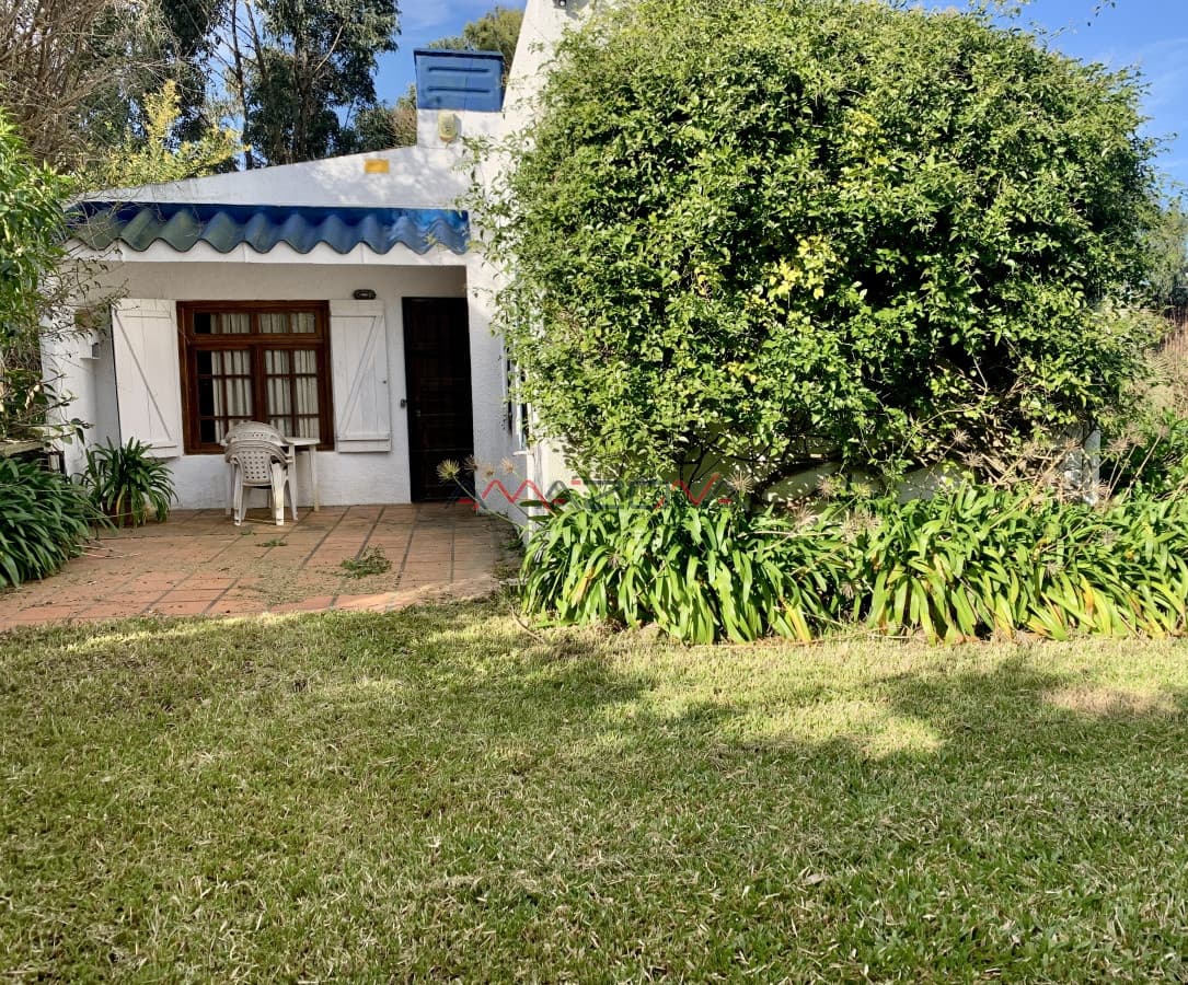 VENTA  CASA + TERRENO LINDERO  en Punta Rubia-Apto préstamo bancario, construccIon tradicional techo de planchada -2 dorm 2 baños,  una sola planta.