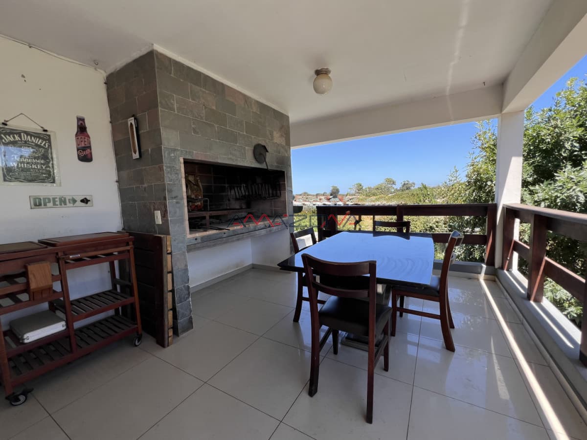 Venta en Exclusividad, Casa de diseño moderno, a pasos del mar; 3 dormitorios; 3 baños; piscina; garaje cerrado, aire acondicionado, cercada.