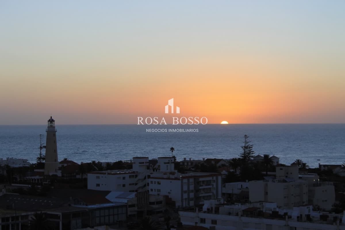 VENTA,1 dormitorio, 2 baños,  con amplio living comedor y vista al faro, mansa y brava