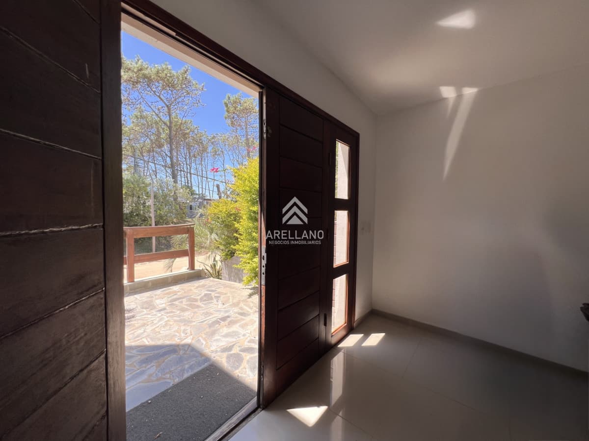 Casa ID.6120 - Venta Casa de diseño moderno, a pasos del mar; 3 dormitorios