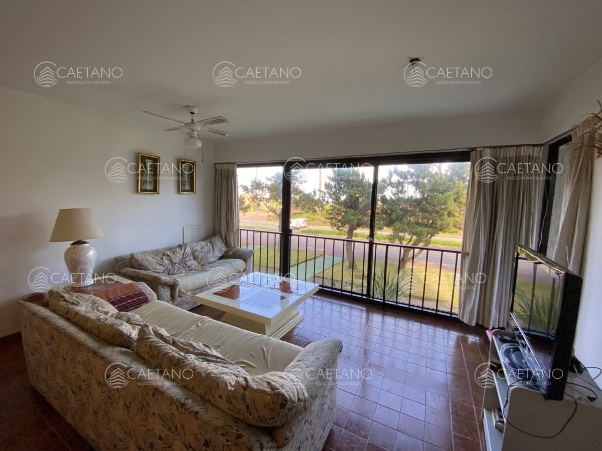 VENTA APARTAMENTO 3 DORMITORIOS , 2 BAÑOS , DORMITORIO Y BAÑO SERVICIO