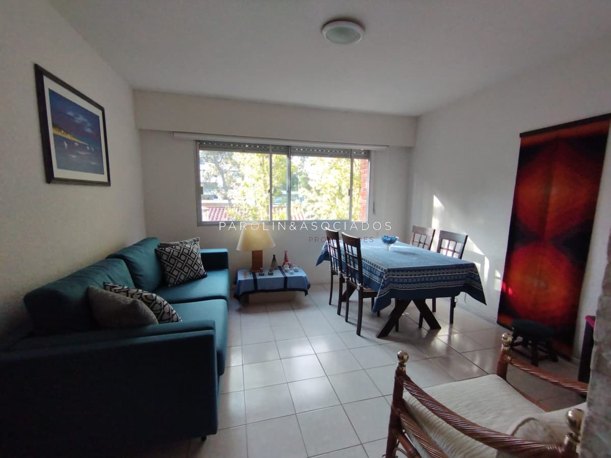 Luminoso apartamento en venta en edificio Aromo, Punta del Este.