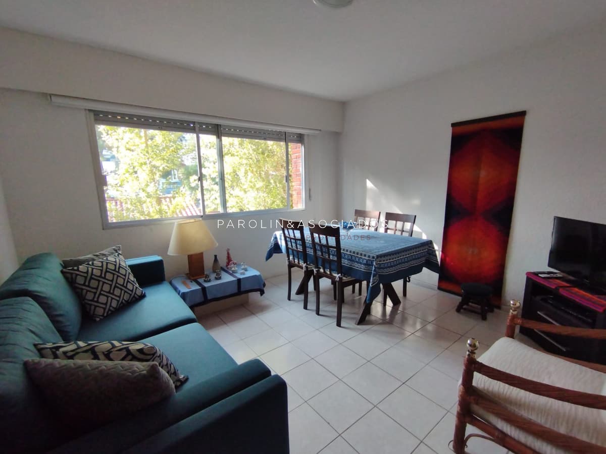 Luminoso apartamento en venta en edificio Aromo, Punta del Este.