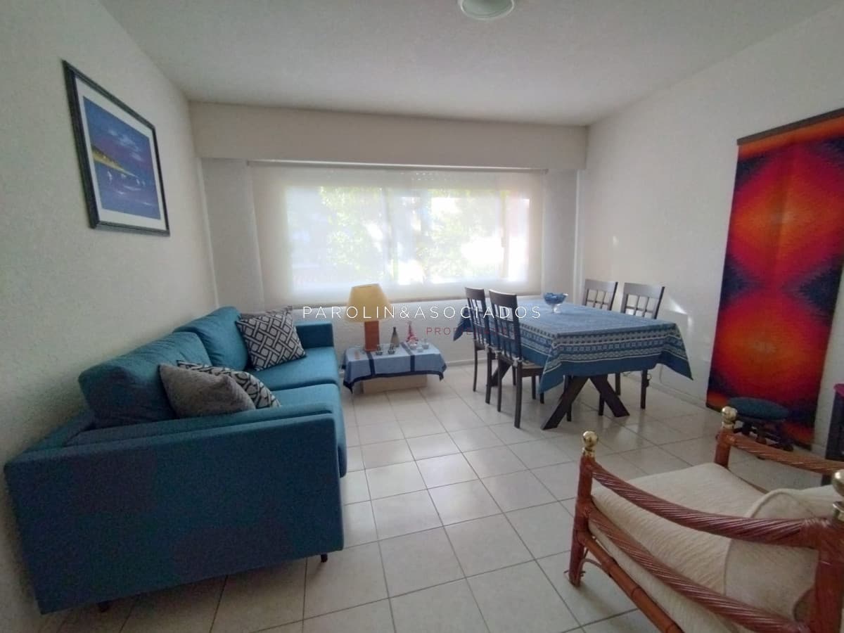 Luminoso apartamento en venta en edificio Aromo, Punta del Este.
