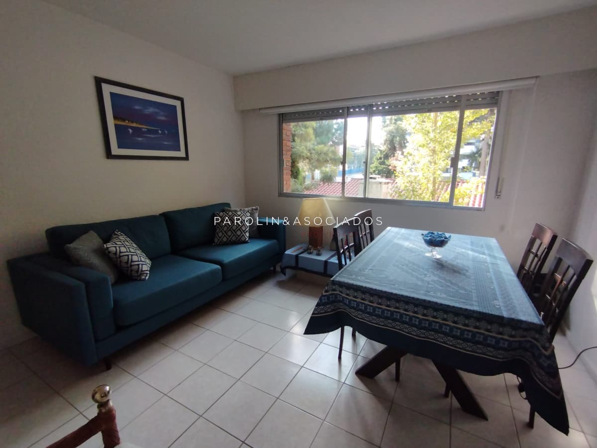 Luminoso apartamento en venta en edificio Aromo, Punta del Este.