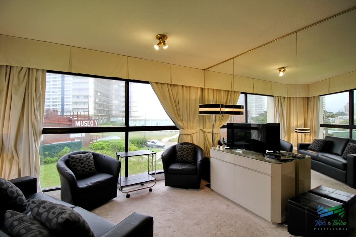 Alquilo apartamento 1 dormitorio frente al mar, playa brava, Punta del Este