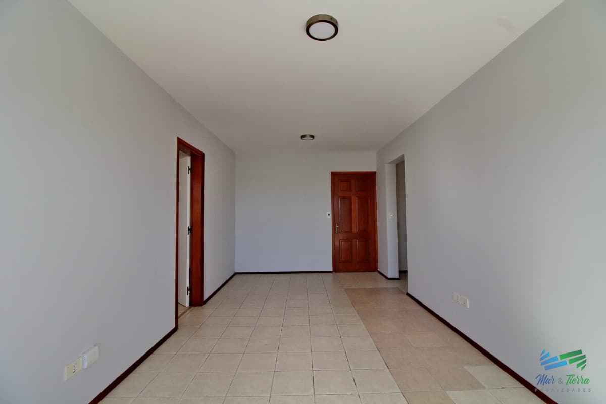 OPORTUNIDAD!!! Vendo apartamento 2 dormitorios en centro de Maldonado, piso alto con balcón.