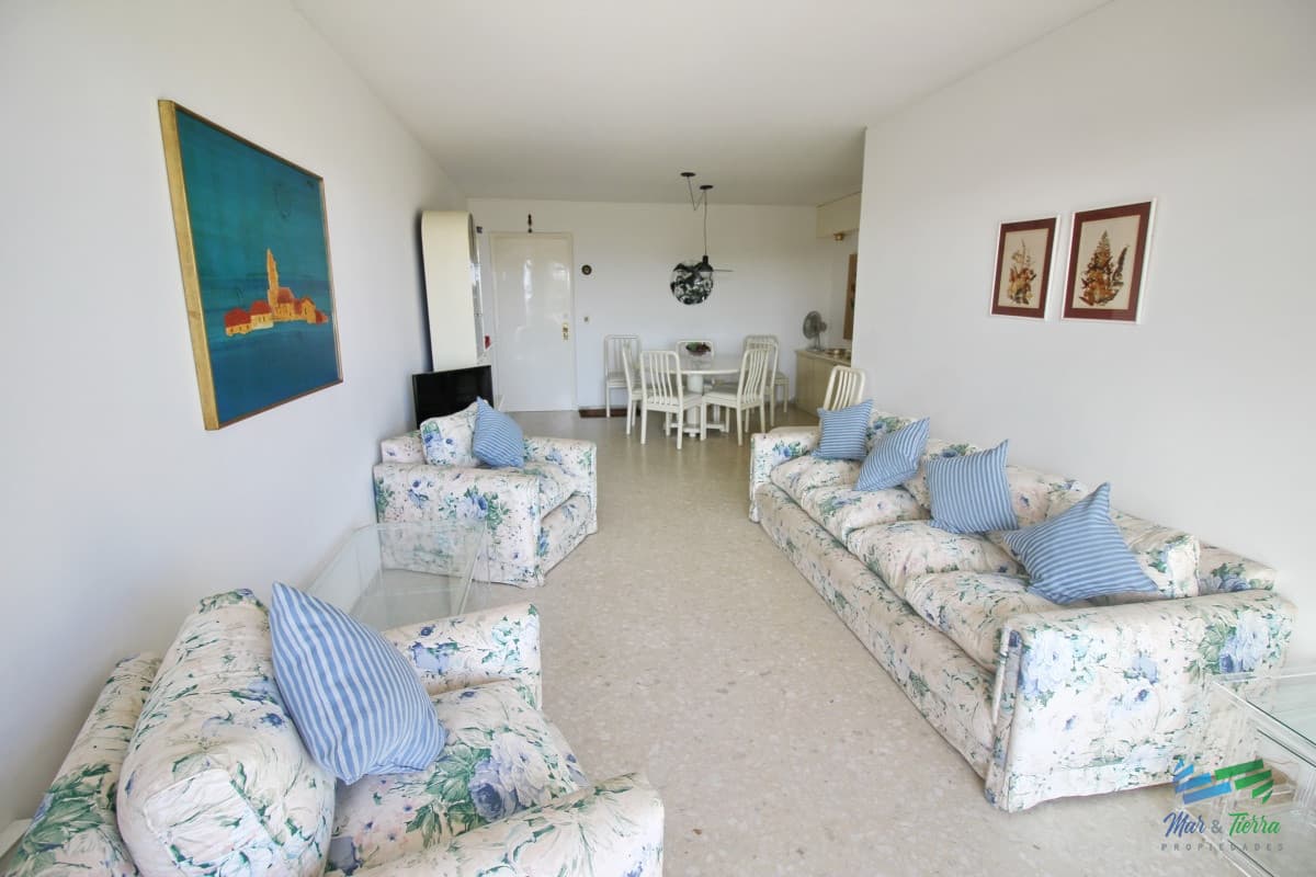 En venta apartamento 3 dormitorios en primera linea sobre Playa Mansa, Punta del Este.
