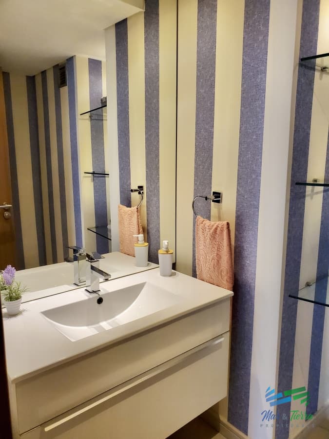 Venta apartamento de 3 dormitorios y servicio con baño 2da línea playa Brava Punta del Este
