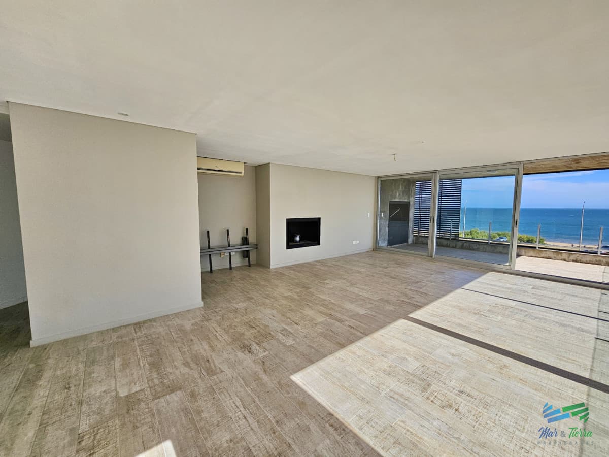 Alquiler anual apartamento penthouse frente al mar 3 dormitorios, Playa Mansa, Pinares, Punta del Este.