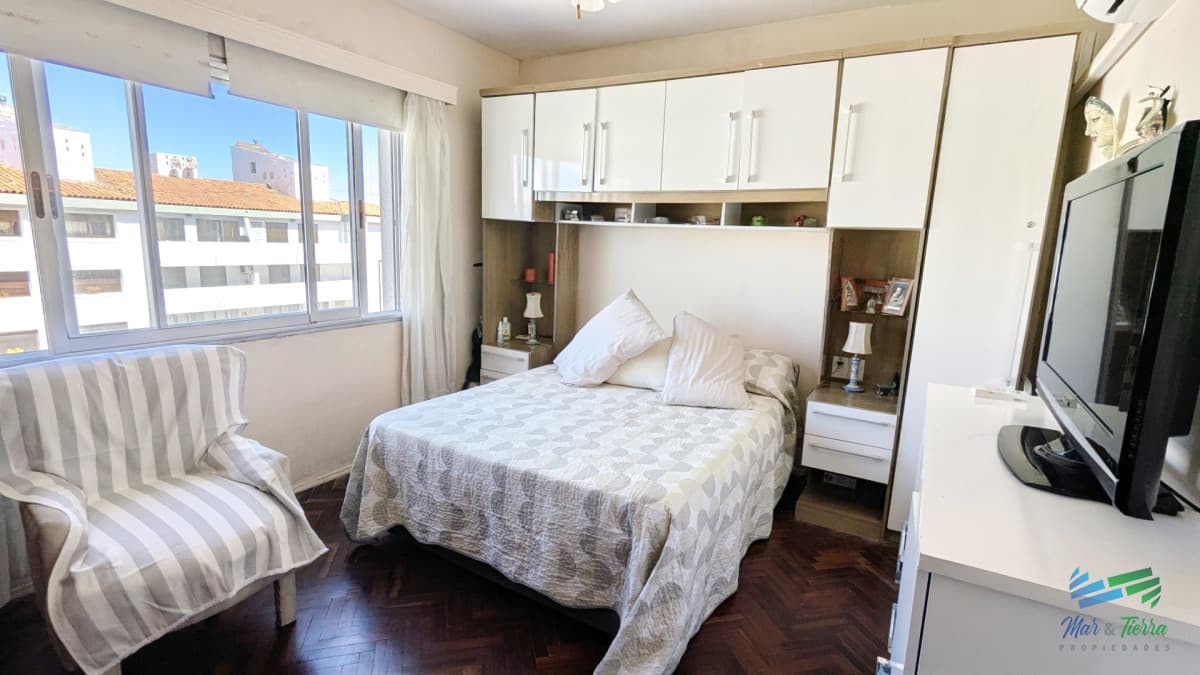 Venta apartamento un dormitorio con cochera en la península