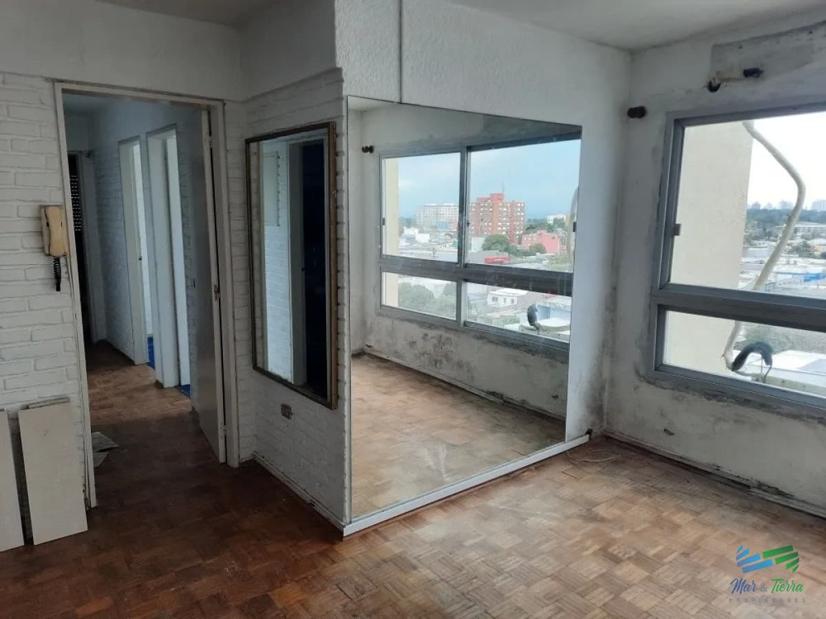 Vendo apartamento 3 dormitorios en el centro de Maldonado, piso alto.