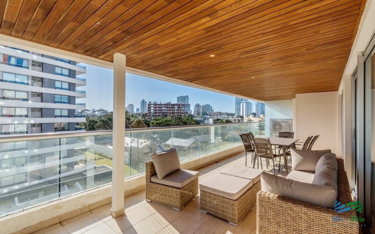 Venta apartamento de 2 dormitorios y medio con gran terraza en Playa Brava Punta del este