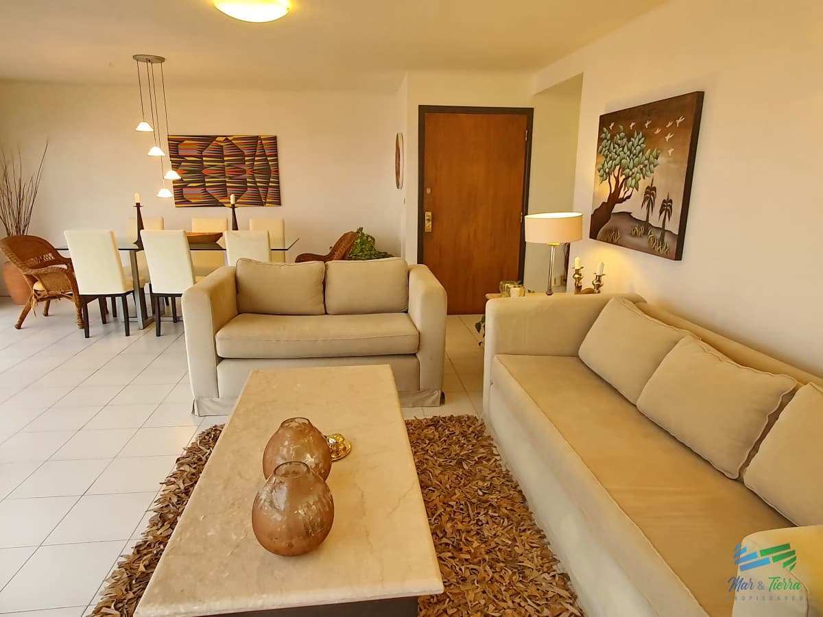 Alquilo apartamento 3 dormitorios frente al mar, playa brava, Punta del Este.