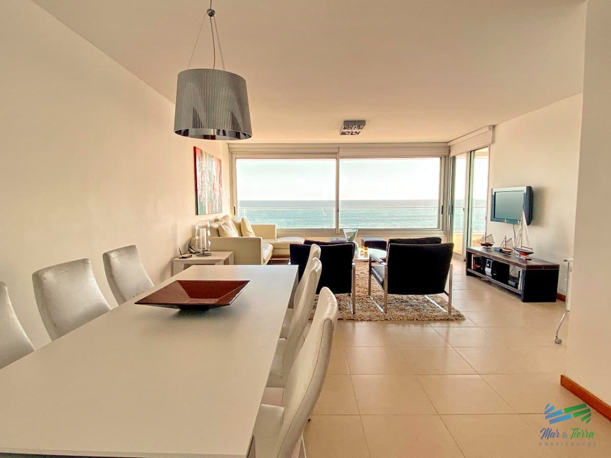 APARTAMENTO CON VISTA, DISPONIBLE TEMPORADA 2026, 3 DORMITORIOS EN SUITE, PENÍNSULA, PUNTA DEL ESTE.