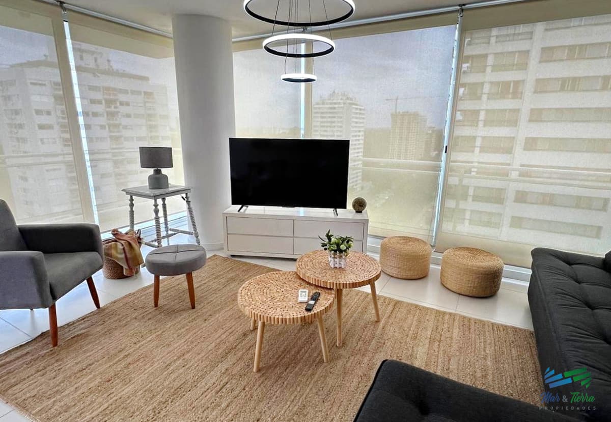 APARTAMENTO DOS DORMITORIOS, MODERNO, ALQUILER INVERNAL, SOBRE AV. ROOSEVELT, PUNTA DEL ESTE.