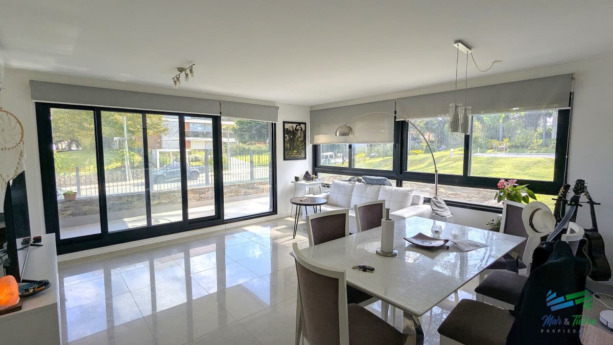 Venta de apartamento 2 dormitorios con vista al mar zona Arcobaleno