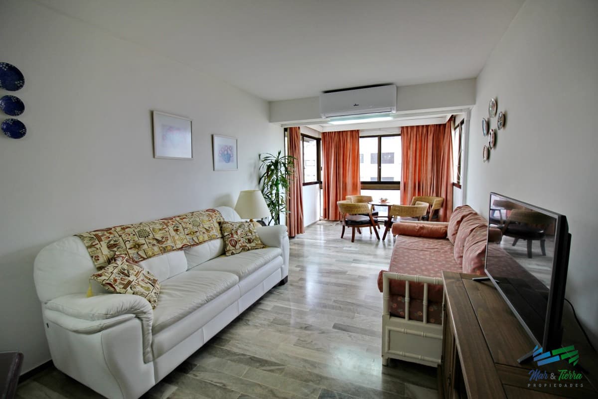 Muy  lindo apartamento ubicado sobre playa brava, cuarto piso,  con ambientes amplios.