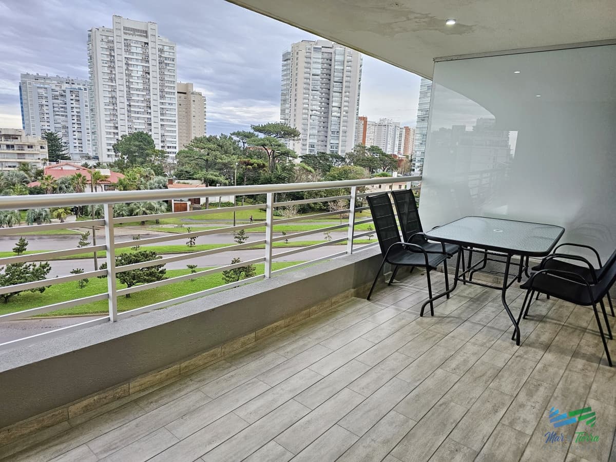 DEPARTAMENTO EN VENTA, PUNTA DEL ESTE, DOS DORMITORIOS DOS BAÑOS. EDIFICIO CON SERVICIOS