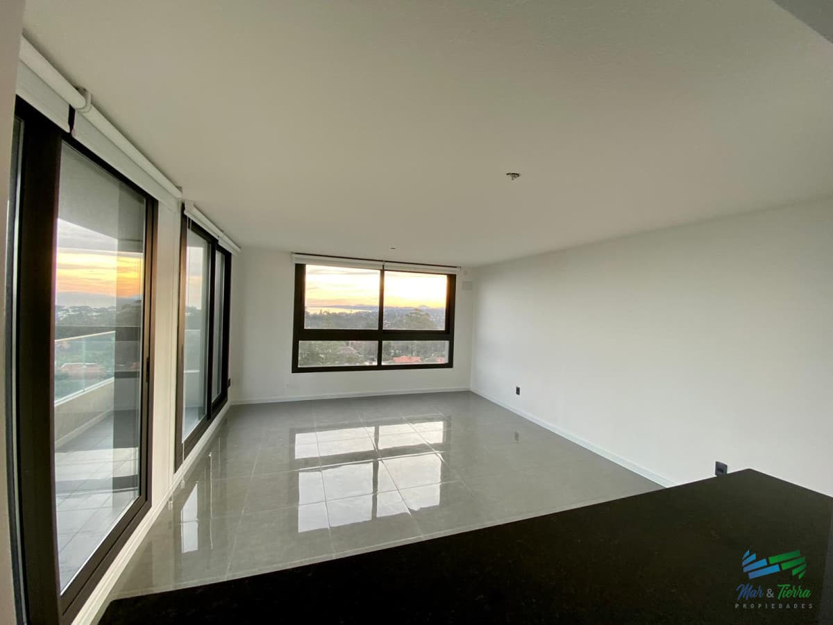 Alquiler anual apartamento 2 dormitorios con servicios en Roosevelt, Punta del Este