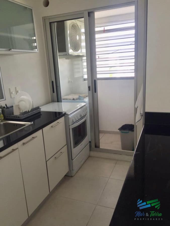 Vendo apartamento en Punta del Este, a pocas cuadras de la brava con muy buenos servicios.