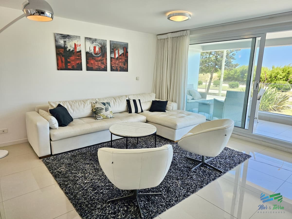 Venta de apartamento en primera línea sobre playa mansa de 3 suites más dependencia de servicio con baño en playa mansa Punta del este