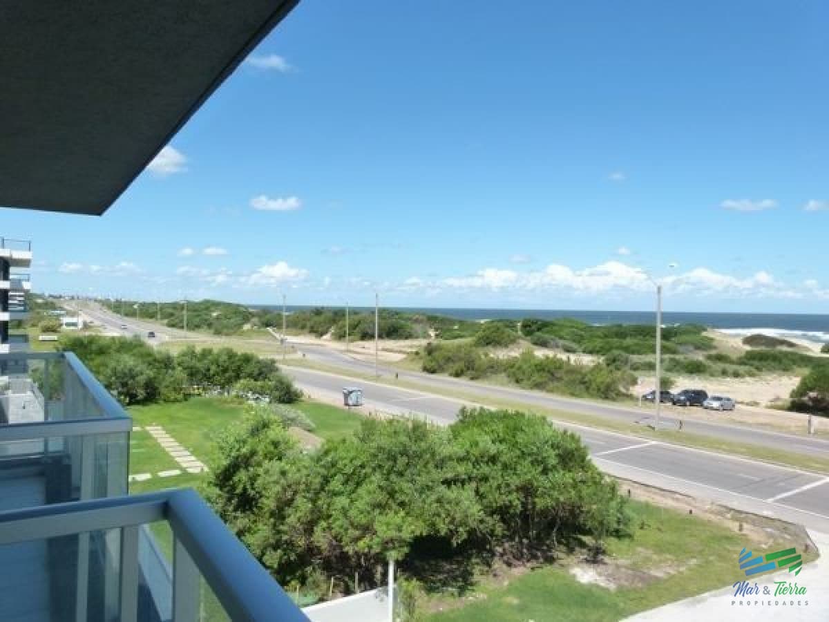 Vendo departamento 3 dormitorios con vista al mar, primera linea, Brava, Rincon del Indio, Punta del Este.