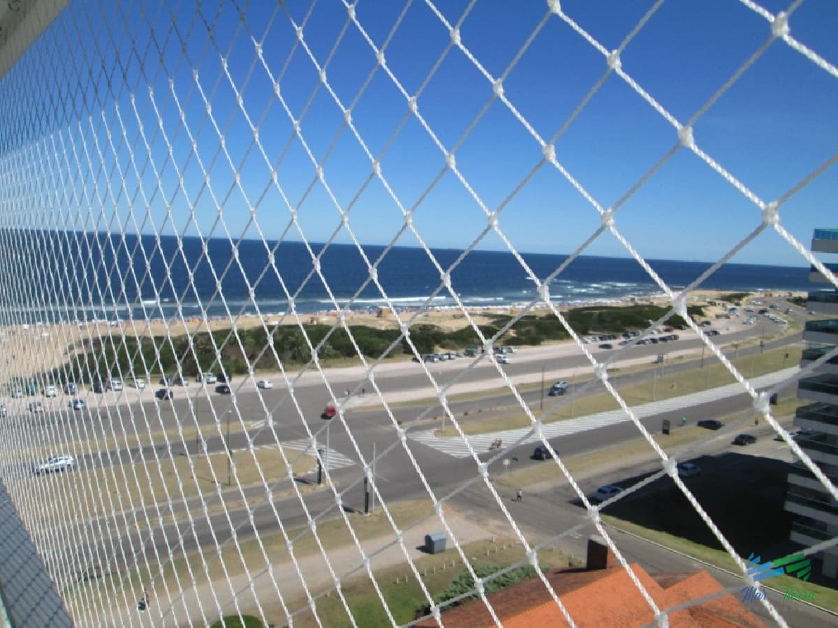 Excelente oportunidad... torre de categoría, con excelentes servicios, ubicado en primera línea sobre playa brava