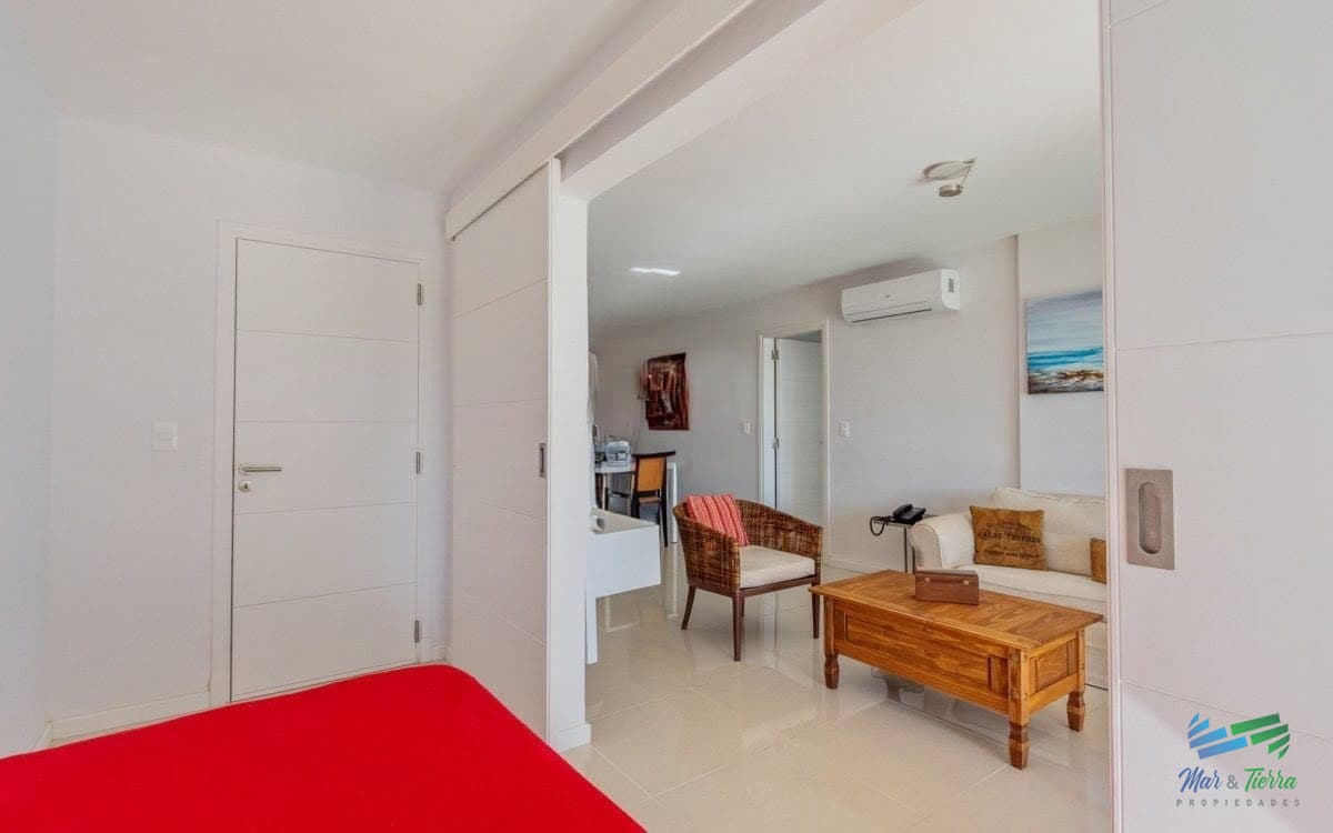 Venta apartamento de 2 dormitorios y medio con gran terraza en Playa Brava Punta del este