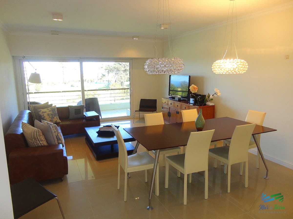 Venta de apartamento dúplex en complejo Veramansa sobre playa Mansa de punta del Este