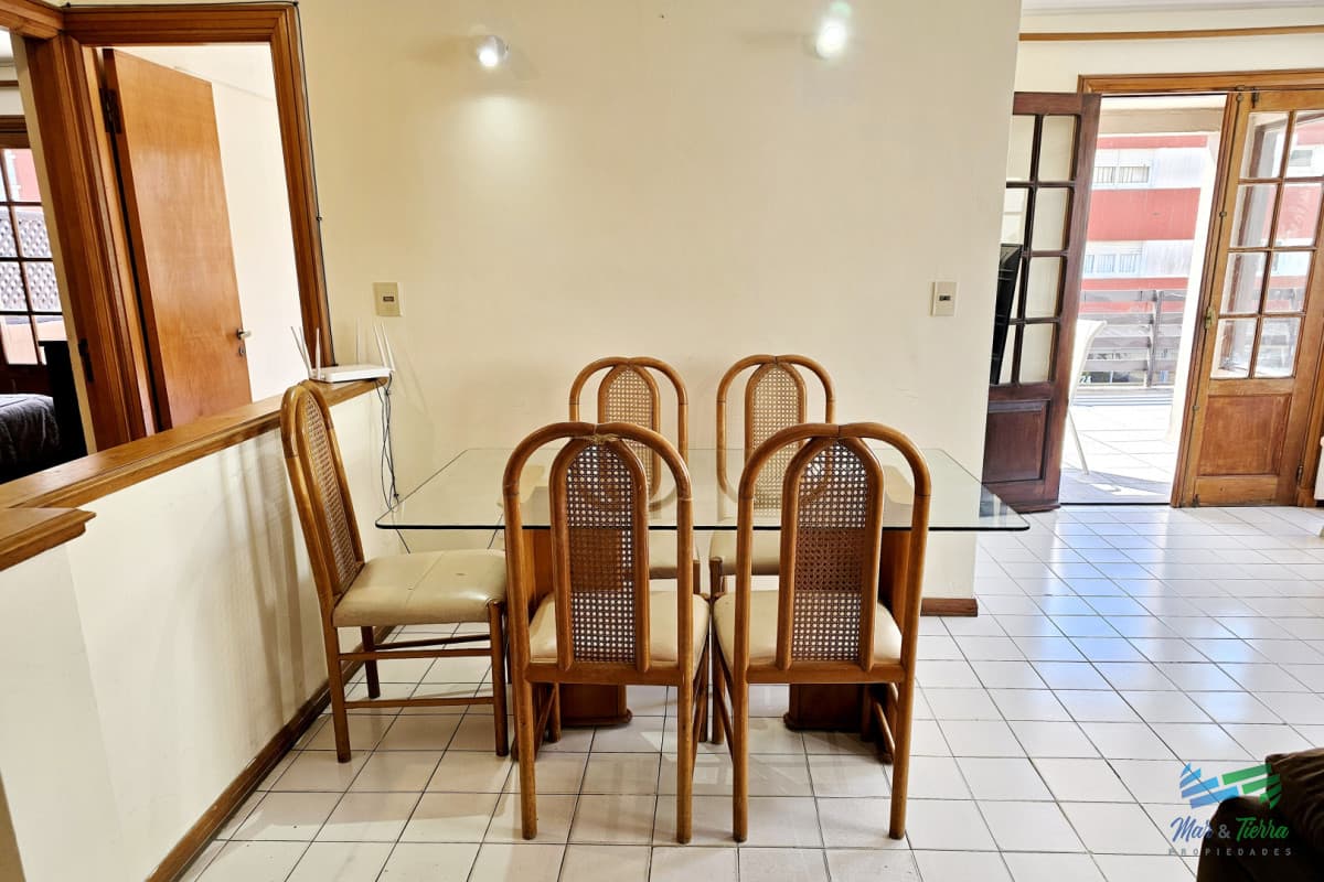 Apartamento 2 dormitorios, con gran terraza y parrillero propio, servicio de mucamas y piscina. Peninsula, Punta del Este.