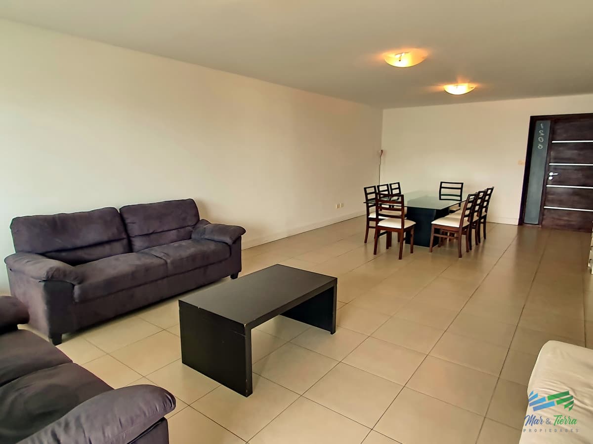 Vendo apartamento 3 dormitorios con parrillero propio y servicios en Punta del Este
