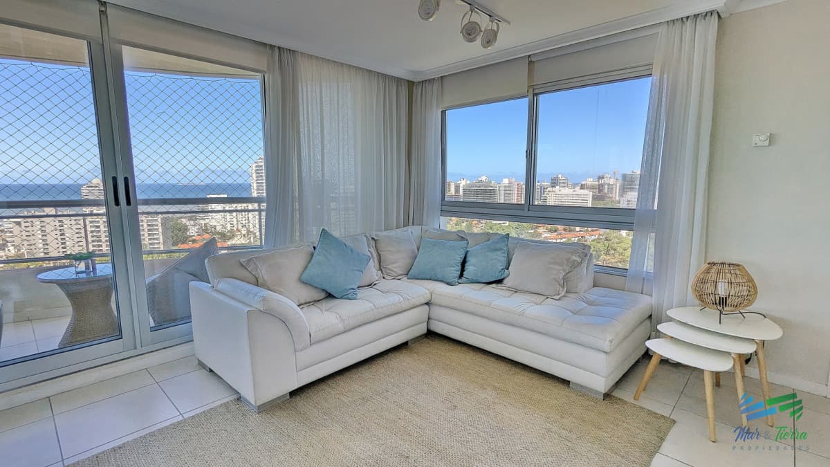 Alquiler baja temporada apartamento de 2 dormitorios en torre Ocean Drive Punta del Este