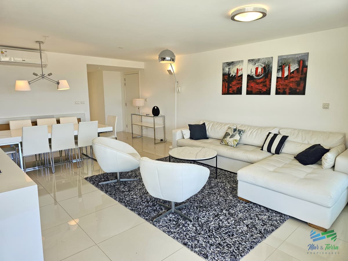 Venta de apartamento en primera línea sobre playa mansa de 3 suites más dependencia de servicio con baño en playa mansa Punta del este