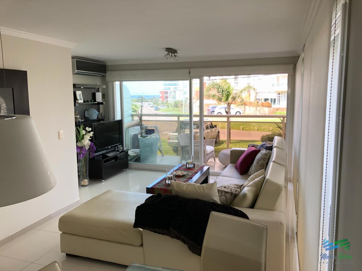 En venta.. excelente oportunidad , edificio con servicios, a pasitos del mar.