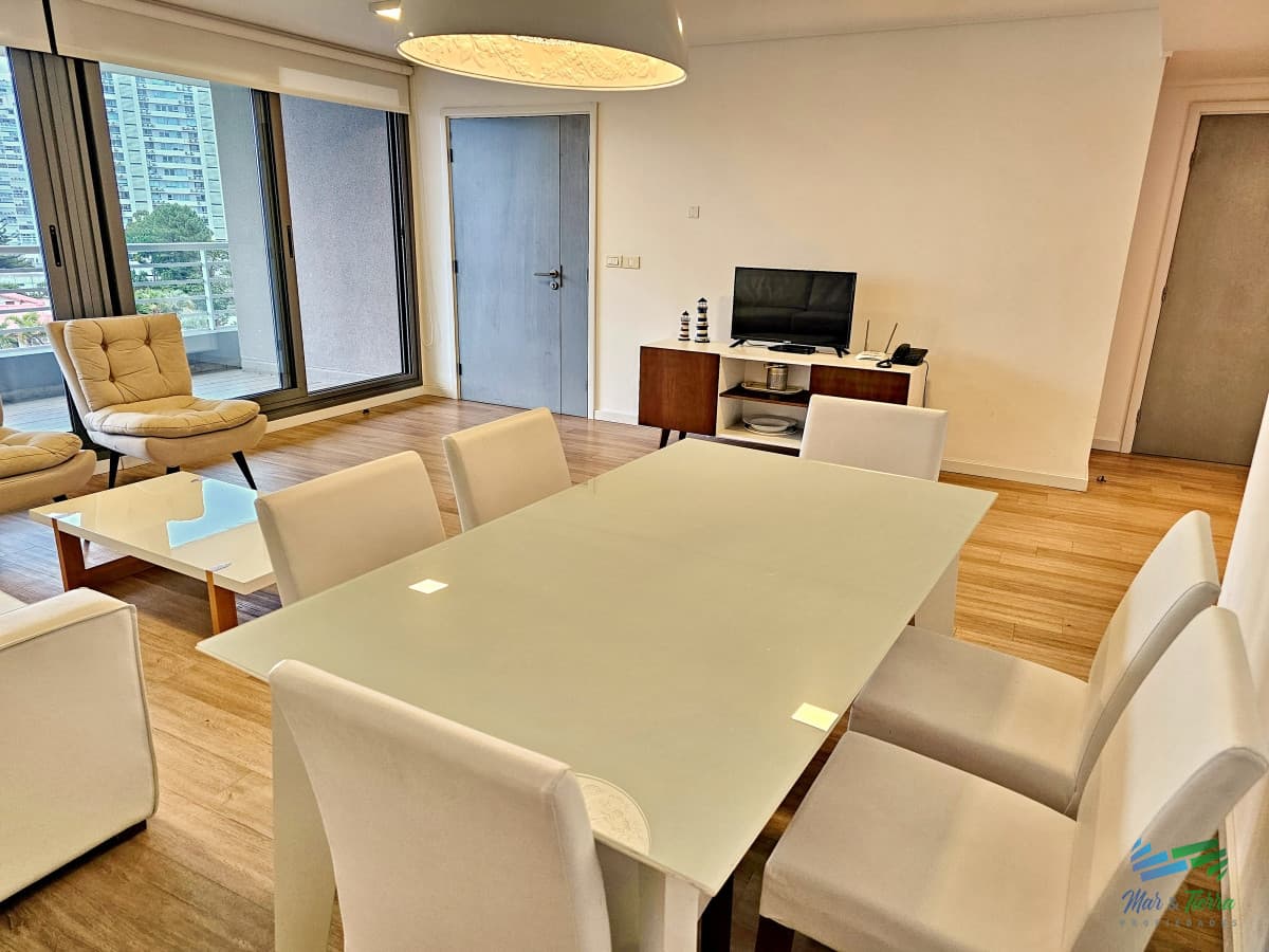 APARTAMENTO EN VENTA, 2 DORMITORIOS EN SUITE, PUNTA DEL ESTE. EN EDIFICIO CON SERVICIOS