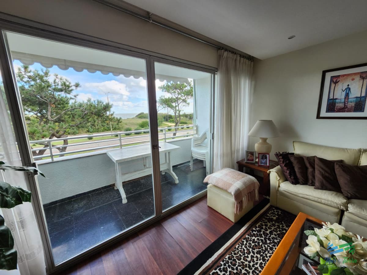 Venta de apartamento 3 dormitorios en primera línea sobre playa Mansa
