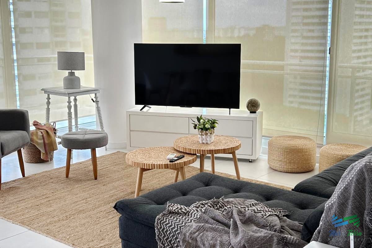 APARTAMENTO DOS DORMITORIOS, MODERNO, ALQUILER INVERNAL, SOBRE AV. ROOSEVELT, PUNTA DEL ESTE.